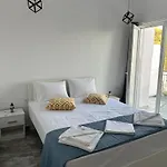 Pefki يميناريا